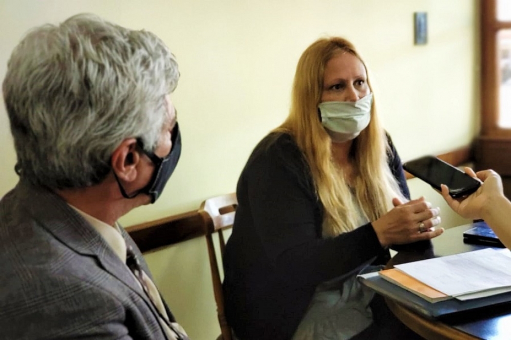 Laura junto al abogado, Dr. Patr&oacute;n.