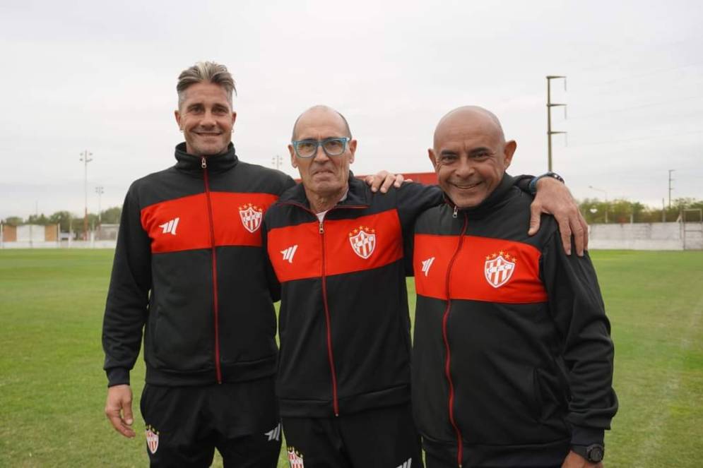 El cuerpo t&eacute;cnico del Tambero. El DT cuestion&oacute; los arbitrajes.