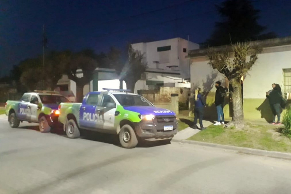 Dos patrulleros en la puerta de la vivienda, esperando para trasladar a Musse a la Comisar&iacute;a 1ra.
