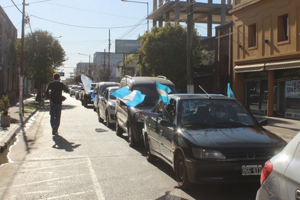 Los autos recorrieron el centro de la ciudad por  casi una hora. 