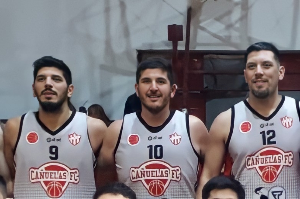 Hugo (12), junto a su hermano Nicol&aacute;s y Octavio Bianchini.