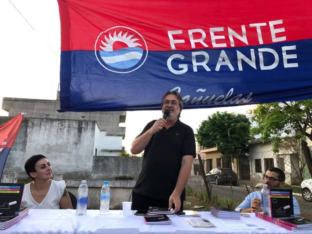 El escritor exponiendo en Ca&ntilde;uelas.