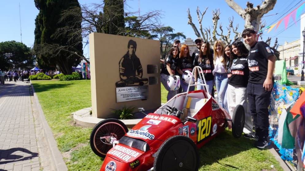 Junto al monumento de Juan Carlos Nesprias.