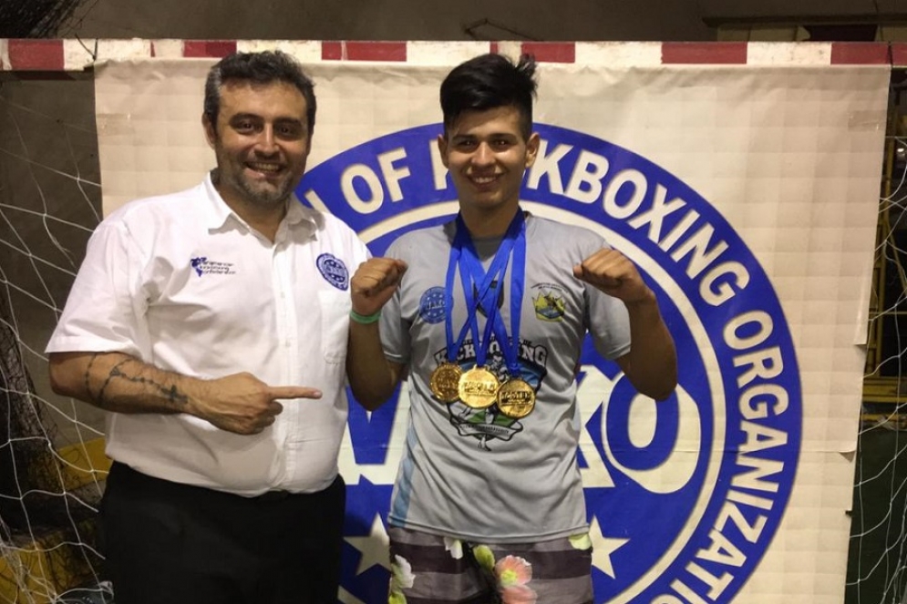 Mat&iacute;as Barnes con las medallas obtenidas junto a Walter Garavaglia. 