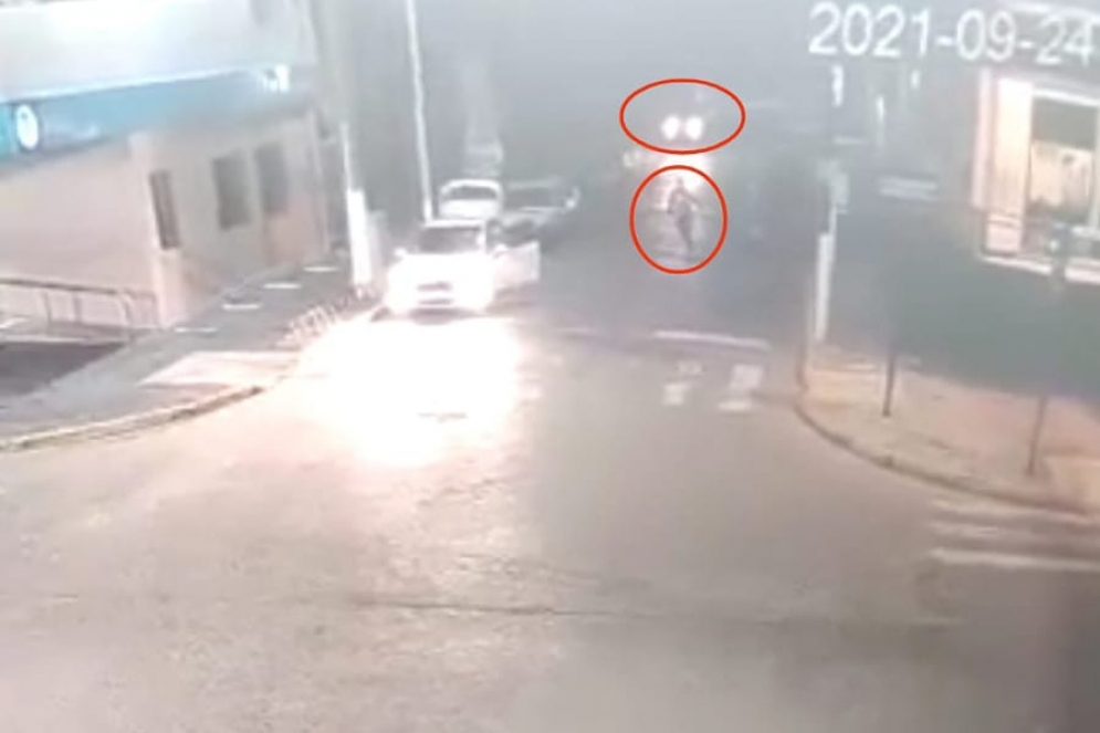 El ladr&oacute;n corriendo por el medio de la calle. Detr&aacute;s, la Jeep que sali&oacute; en contramano.