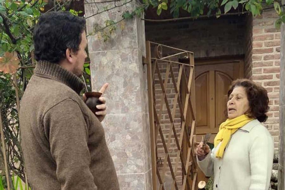 Mac Goey, mate en mano, hablando con una vecina en el timbreo relizado el &uacute;ltimo s&aacute;bado. 