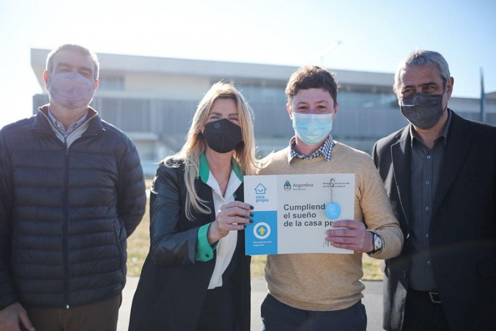 Dura&ntilde;ona, Fassi y Ferraresi entregando una llave simb&oacute;lica.
