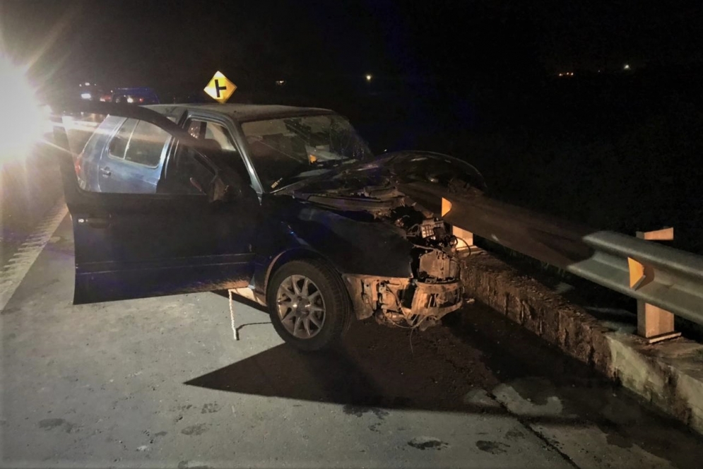 El Golf se incrust&oacute; en el guardarrail de la mano contraria.