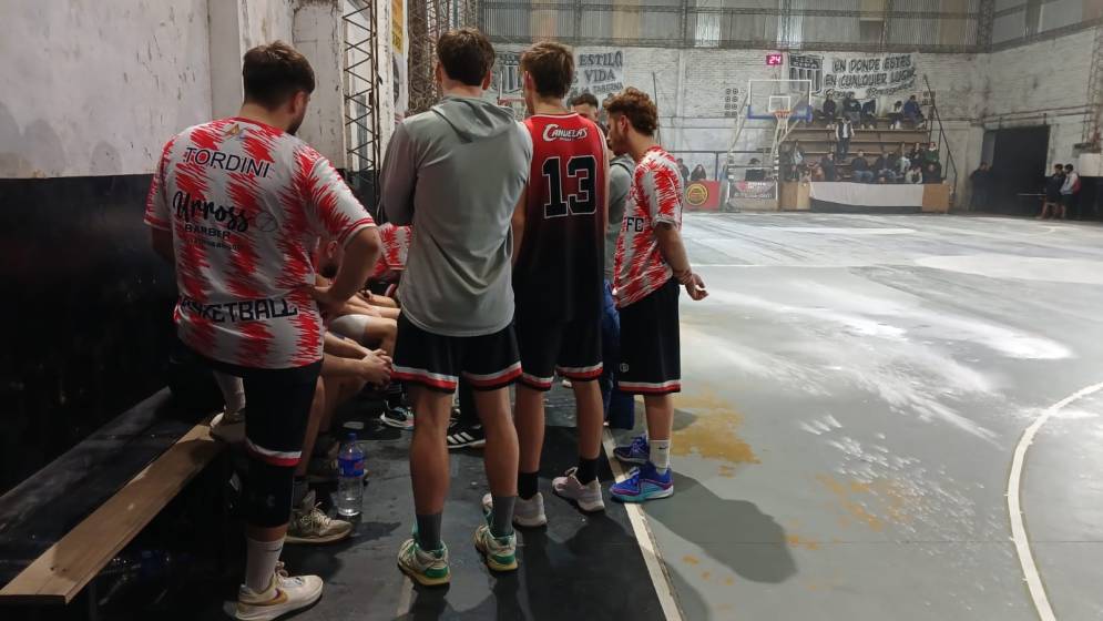 Clima hostil en La Matanza. Los de Pontevedra no asimilaron la derrota.