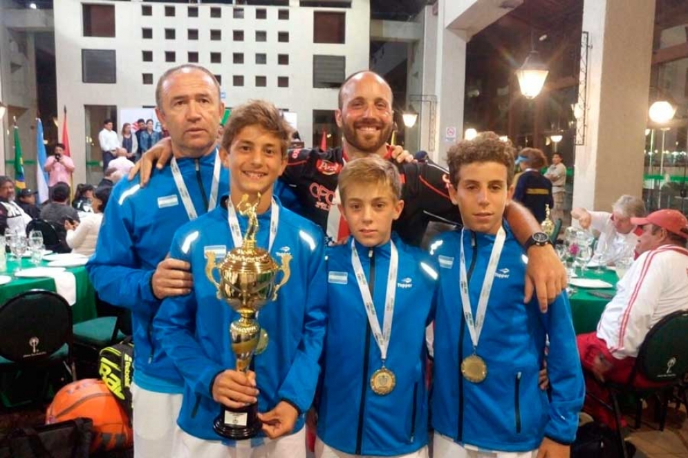 Nicol&aacute;s Eli junto al equipo argentino. 