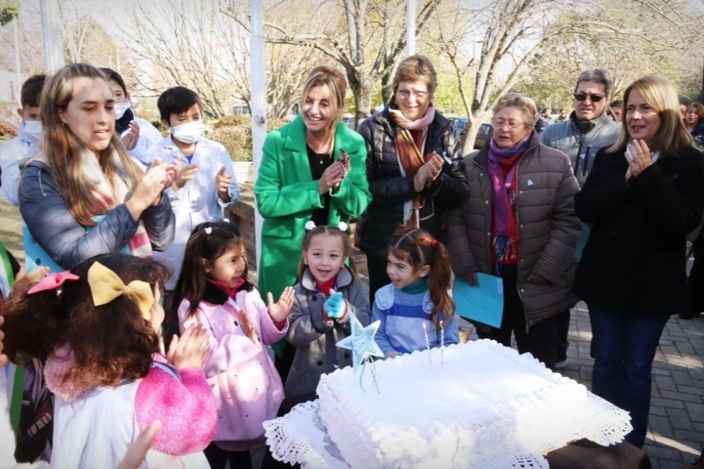Fassi junto a vecinos y estudiantes de Casares, cantando el "feliz cumplea&ntilde;os".