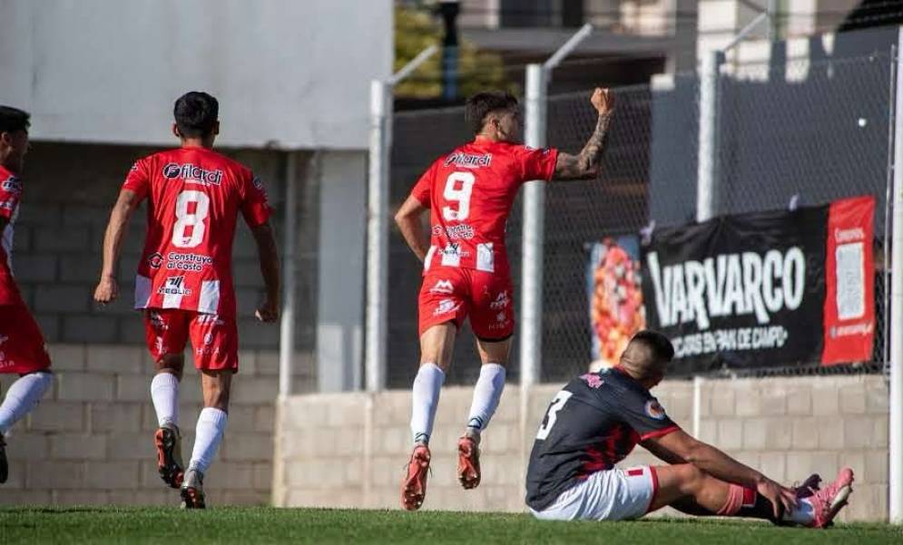 El pu&ntilde;o apretado del 9. Parece que el Tambero se sac&oacute; de encima el fantasma de la desafiliaci&oacute;n. Ph: prensa CFC.