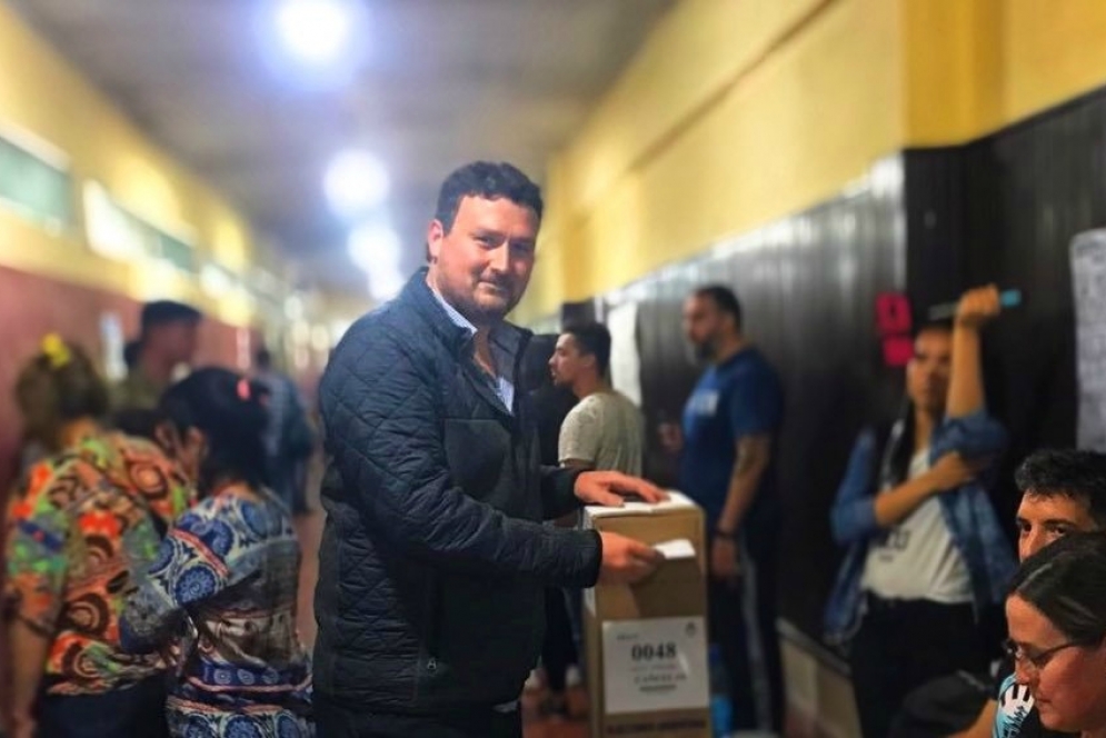 Mac Goey metiendo el sobre en la mesa 48 de la Escuela T&eacute;cnica.