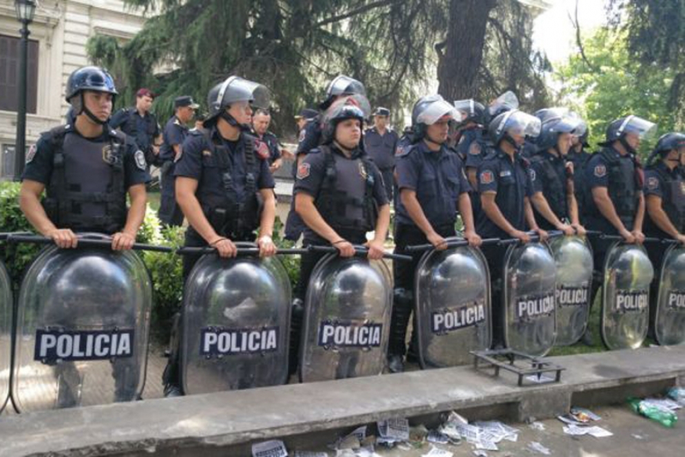 La Legislatura Bonaerense custodiada por un cord&oacute;n policial.