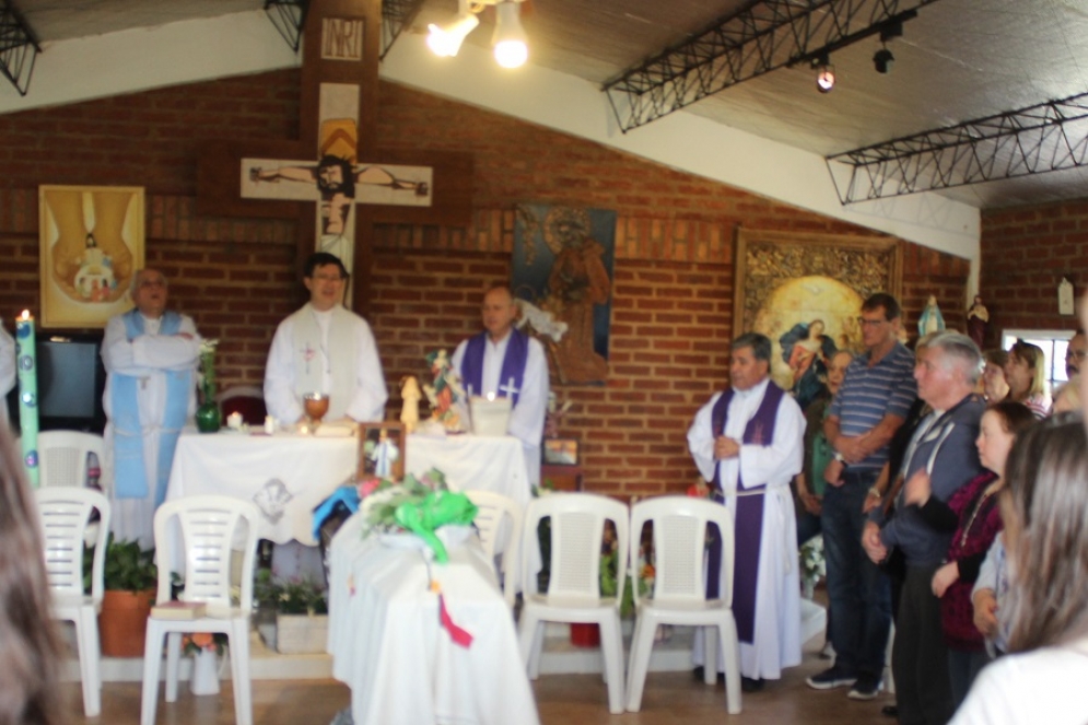 La misa fue realizada por varios curas que conoc&iacute;an a Delorenzi y viajaron hasta Ca&ntilde;uelas.  