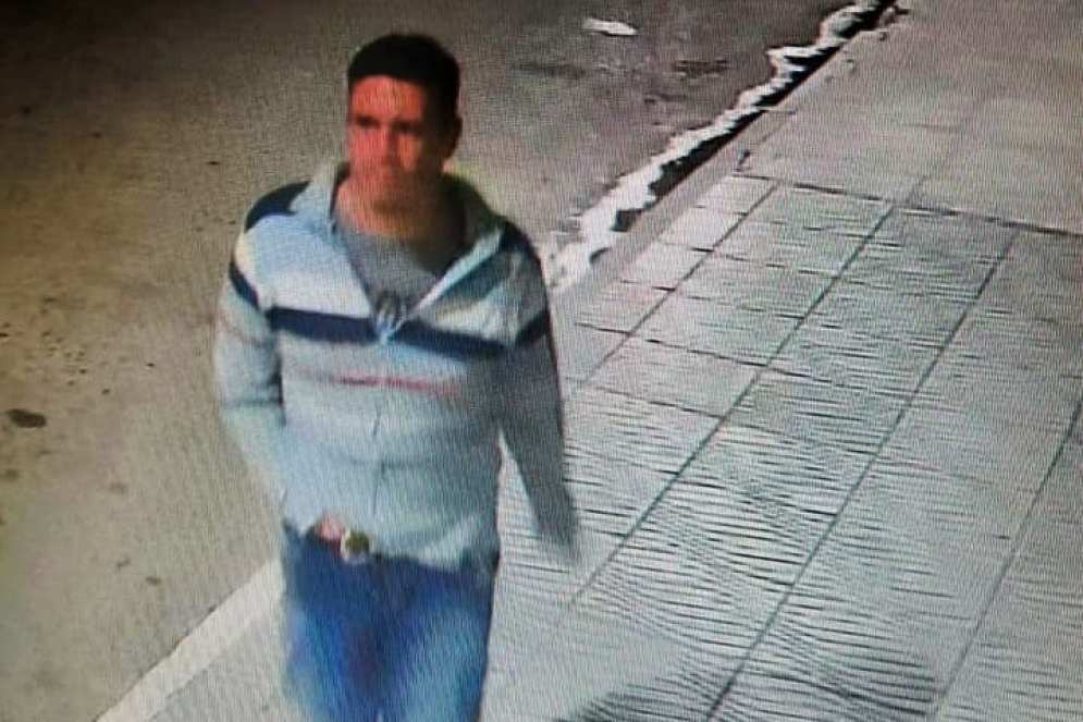 El presunto abusador con la mano derecha dentro del pantal&oacute;n.