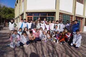 Los alumnitos de 3&deg;, en el patio interno de "la 27".