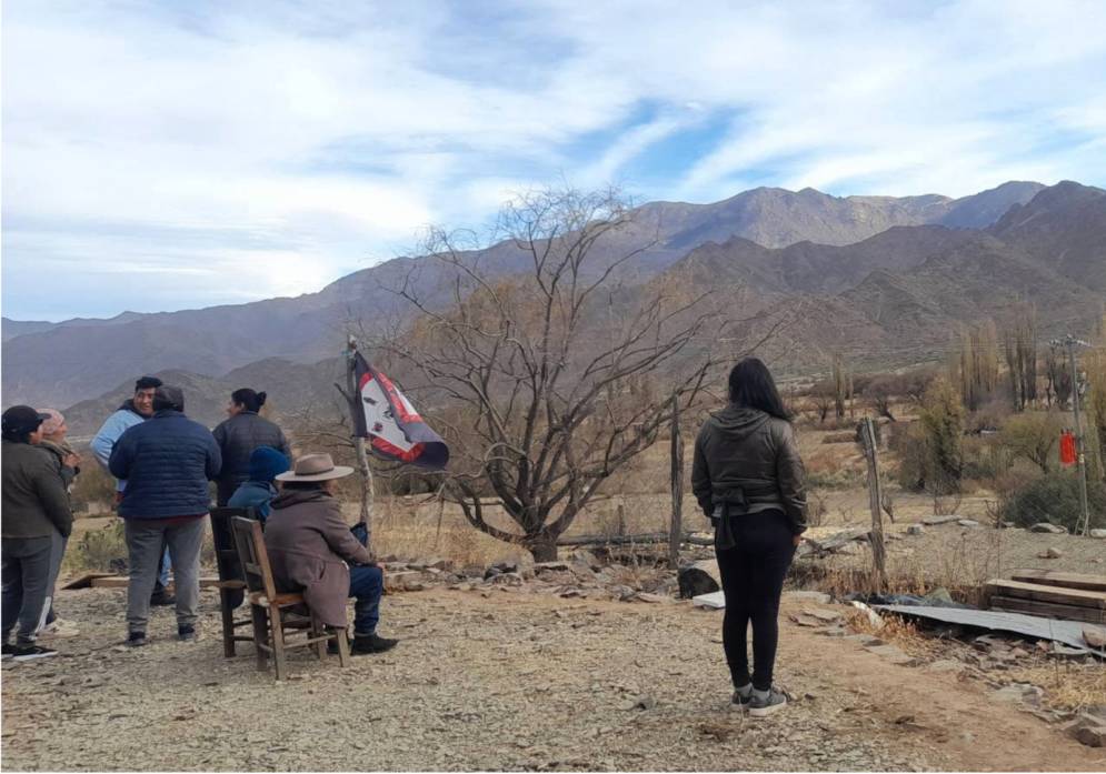 La familia resistiendo el desalojo de las fuerzas de seguridad.