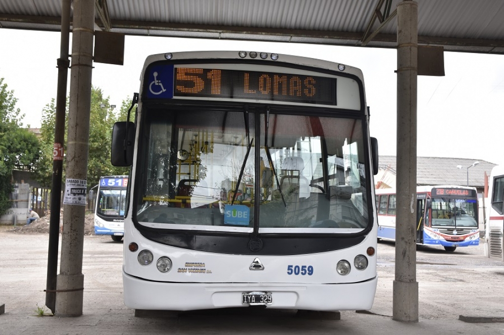 Los colectivos en la terminal de Ca&ntilde;uelas con el cartel de Lomas. 