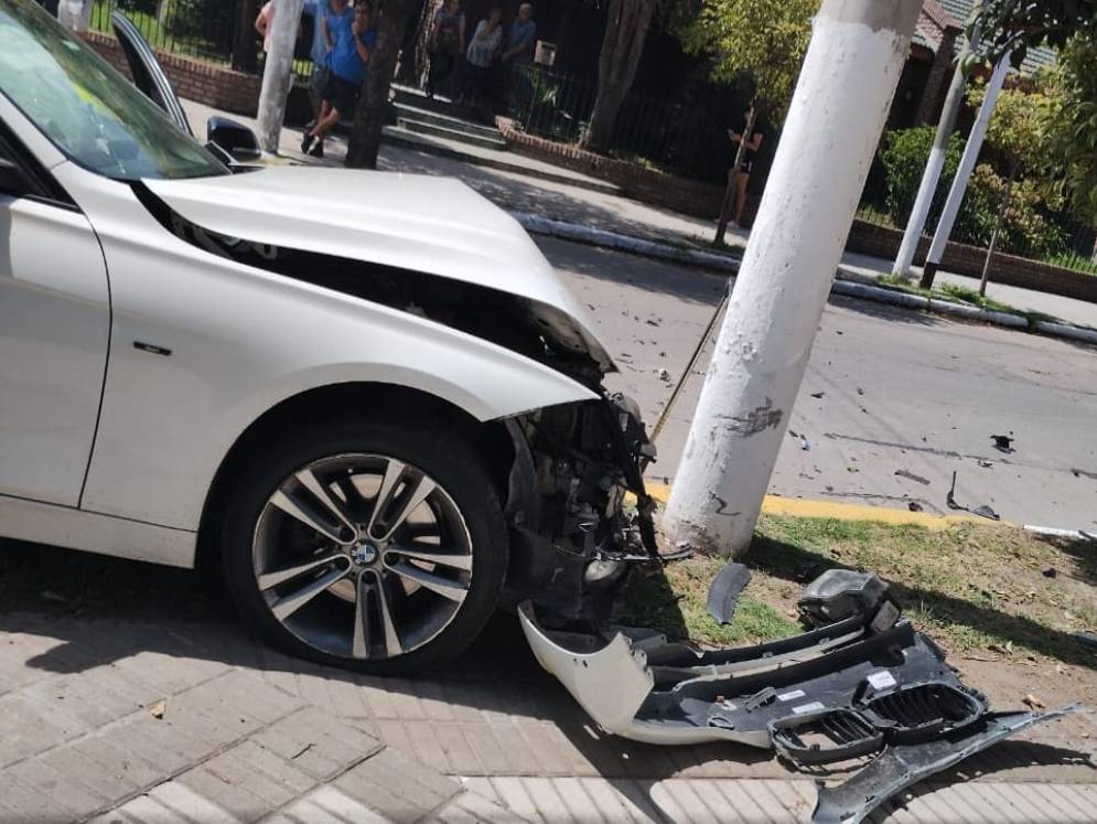El BMW era conducido por una joven. Result&oacute; ilesa.