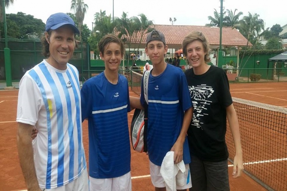 Eli junto a sus compa&ntilde;eros de equipo. 
