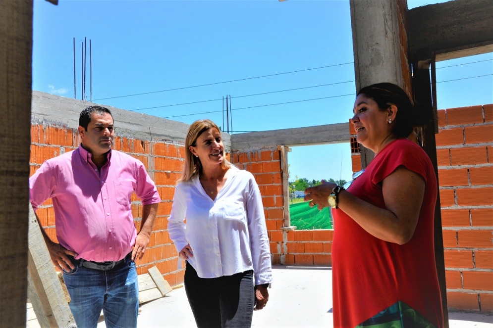 Las autoridades recorriendo la futura instituci&oacute;n.
