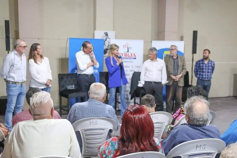 Carricaburo y Basavilbaso (izq.) junto a Arrieta, Fassi y la cupula de FORJA en un acto local.