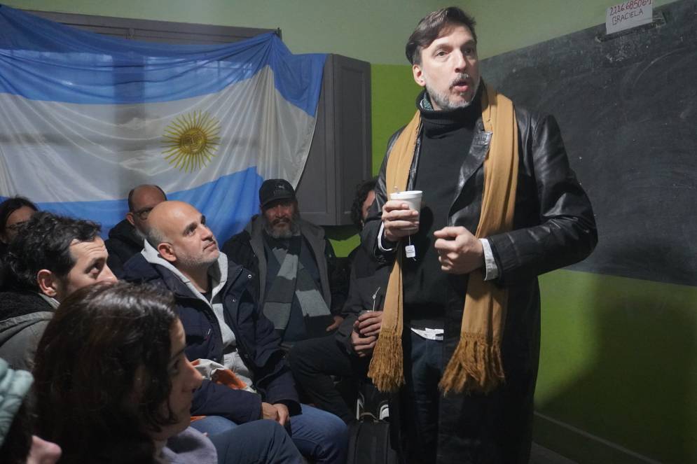 La consigna es "El mundo, la patria, la historia".