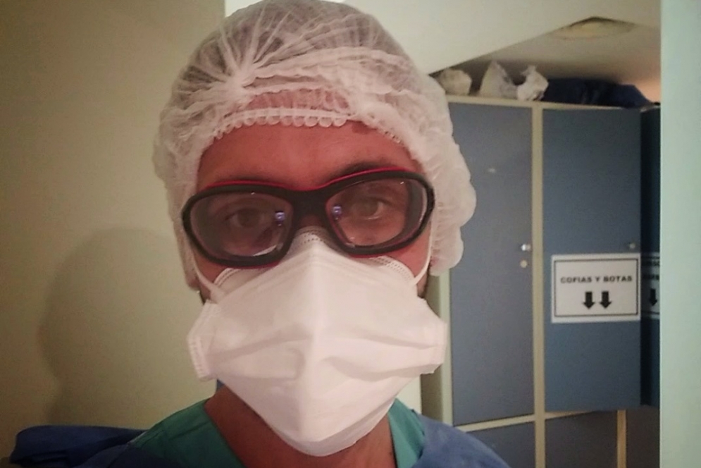 Guzm&aacute;n, con la vestimenta de protecci&oacute;n que usa todos los d&iacute;as. 