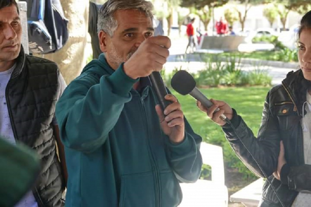 Daniel Su&aacute;rez hablando en la carpa que instal&oacute; Fesimubo en la Plaza San Mart&iacute;n. 