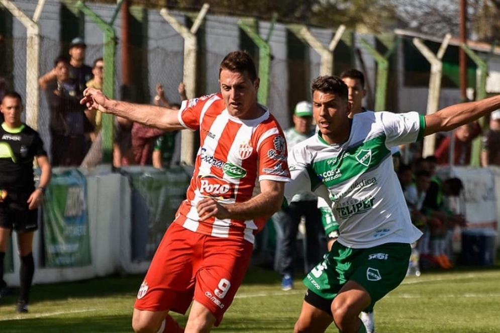 Ottaviani lucha para ganar la posici&oacute;n con un jugador de Ituzaing&oacute;. 