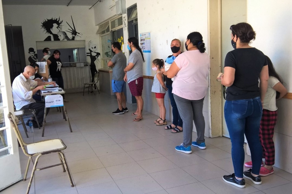 Pasadas las 18, en diversos colegios quedaron votantes dentro para emitir su voto.