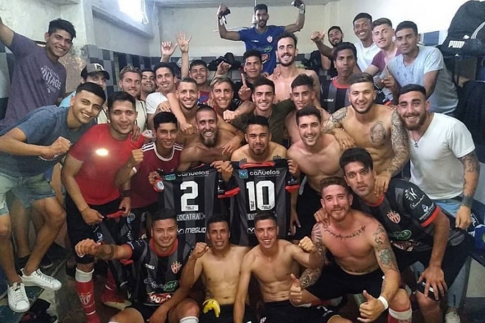 El plantel festejo el triunfo en el vestuario visitante. 