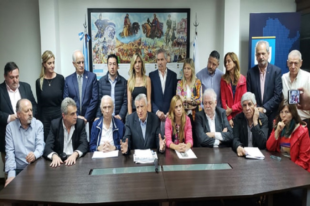 Todos los dirigentes que participaron de la reuni&oacute;n.