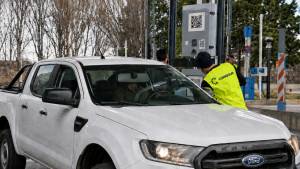 Empleados de Corresur asisten a los usuarios con problemas al pagar. 