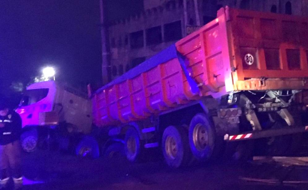 El Scania se incrust&oacute; en la zanja de "El Castillo".