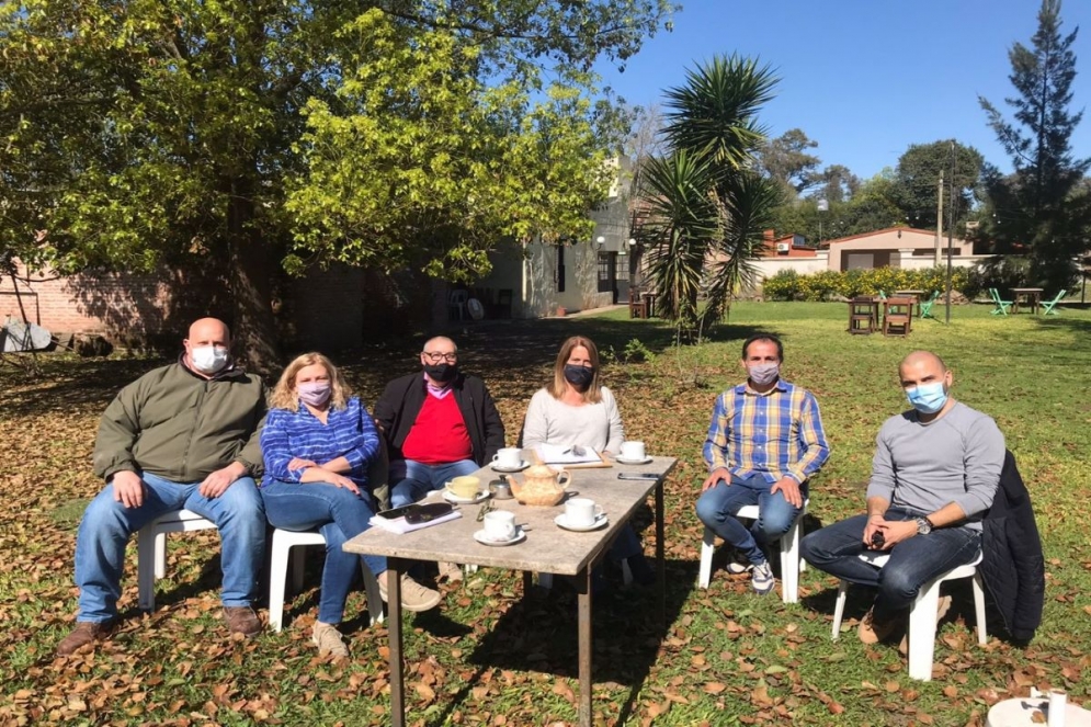 Valeria R&iacute;os junto a autoridades de la Asociaci&oacute;n de Turismo de Uribelarrea (ATU)