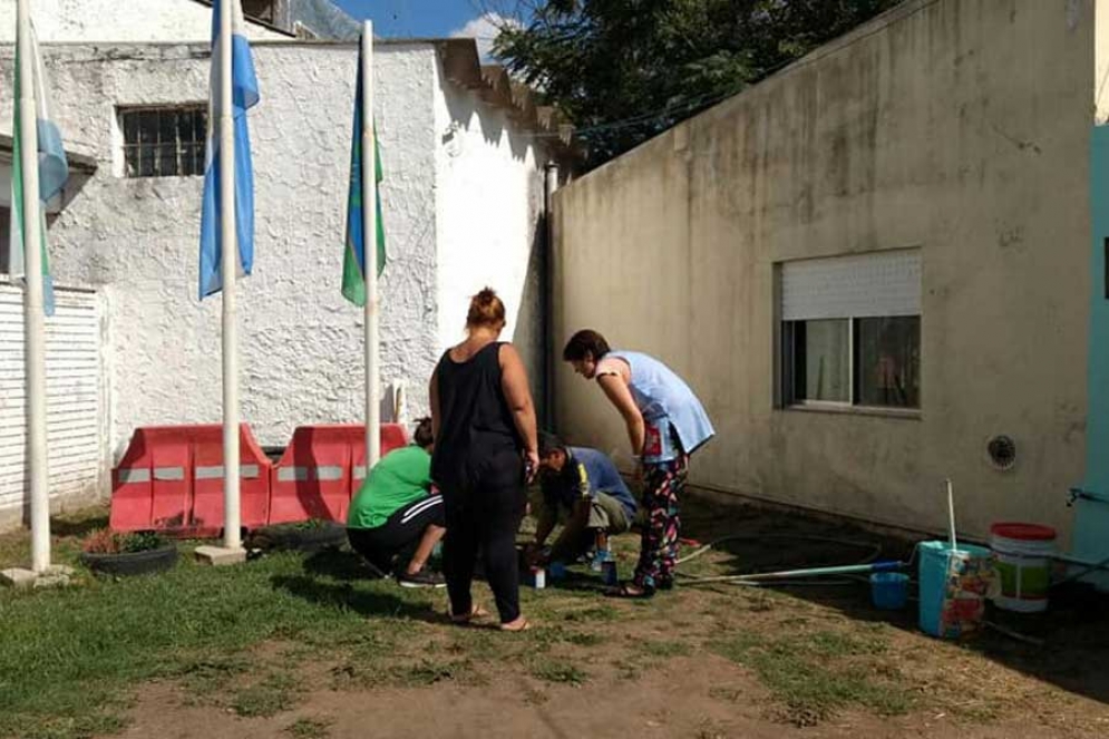 La directora estuvo acompa&ntilde;ando la jornada de pintura y trabajos generales.