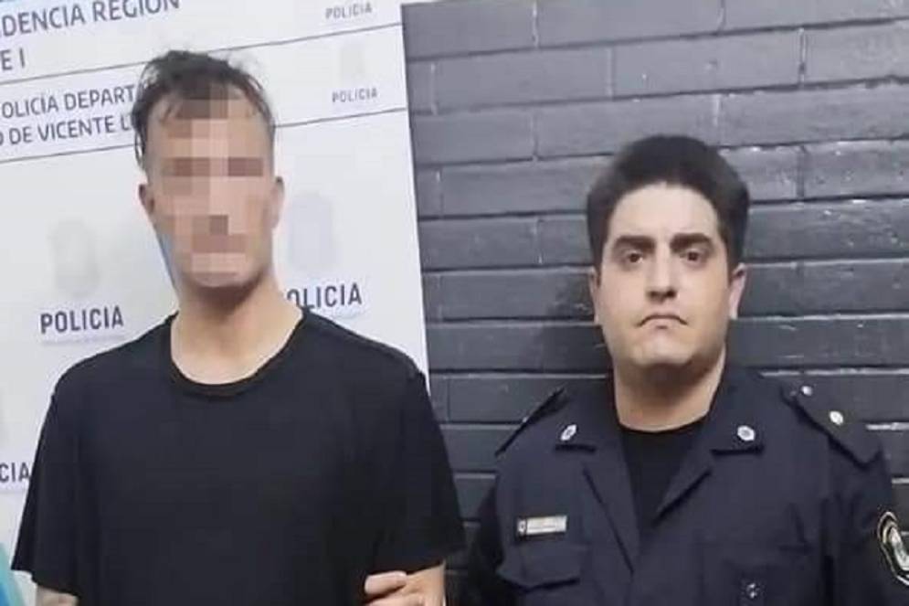 Esposado luego de su detenci&oacute;n.