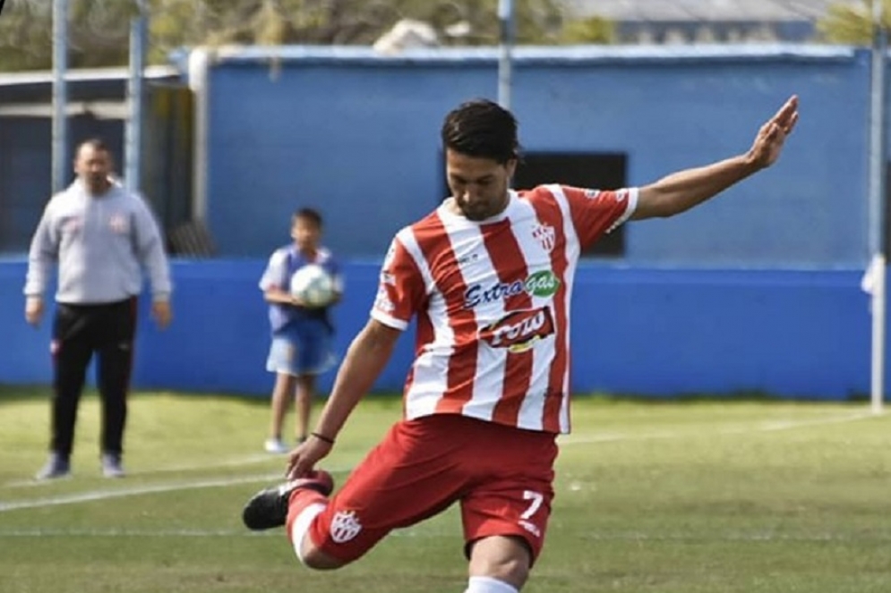 Juli&aacute;n Cano esta tarde en la cancha de Italiano. 