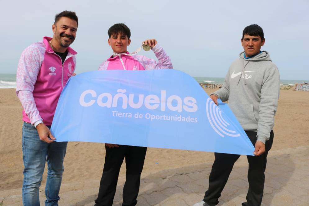 Tomas Castellani, jugador de golf, acompa&ntilde;ado por Adri&aacute;n Monod director de deportes y Aldo Andrade, profe.