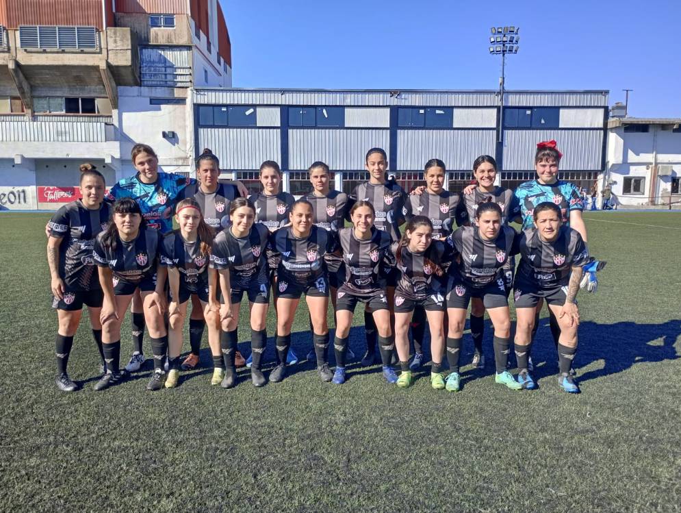 El plantel que jug&oacute; en el cesped artificial de Remedios de Escalada.