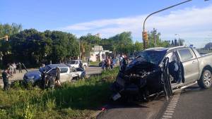 La Ford Ranger, destrozada. La Hilux en la zanja.