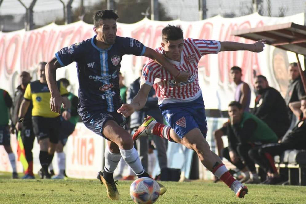 Cano no encuentra su lugar en la mitad de cancha. Ph: "F&uacute;tbol En Mil Rayitas"