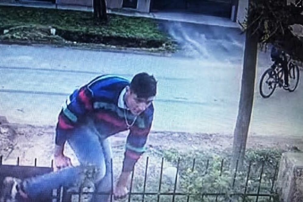 Horas antes de ser detenido en una moto, el  malviviente, con la misma ropa rob&oacute; una bicicleta de un domicilio.