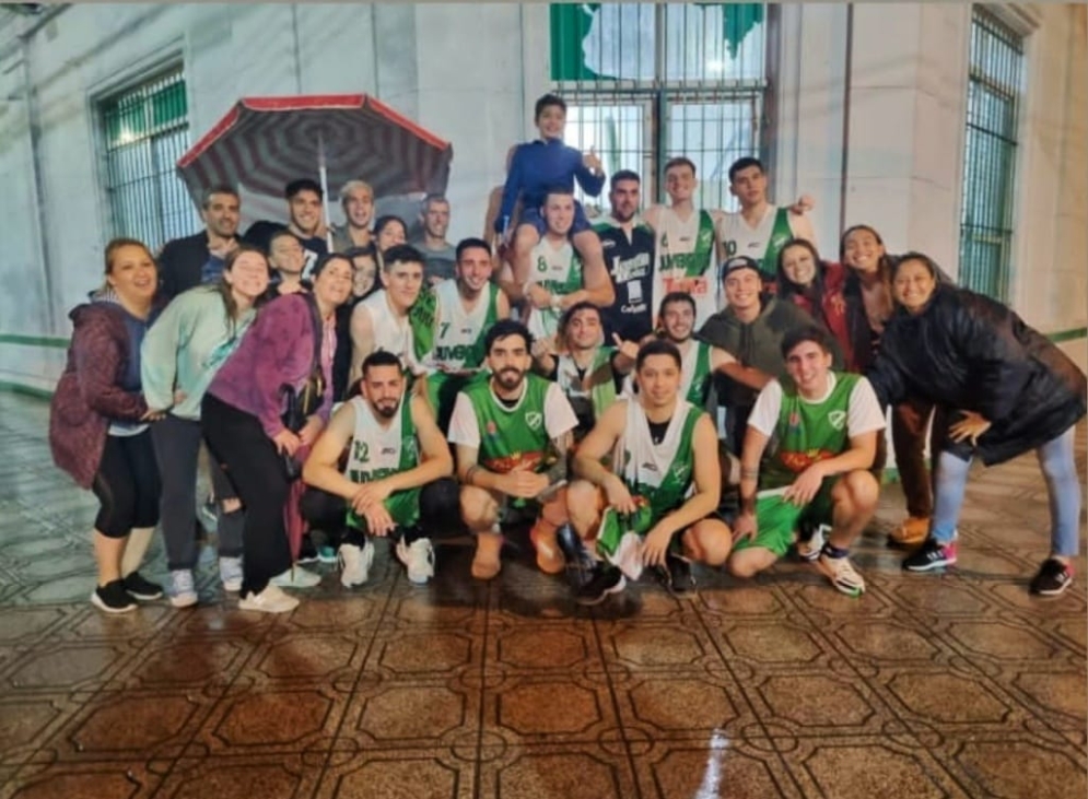 El plantel se fotografi&oacute; con los seguidores, que siguieron el desenlace del partido en los alrededores del estadio de Libertad y Sarmiento.