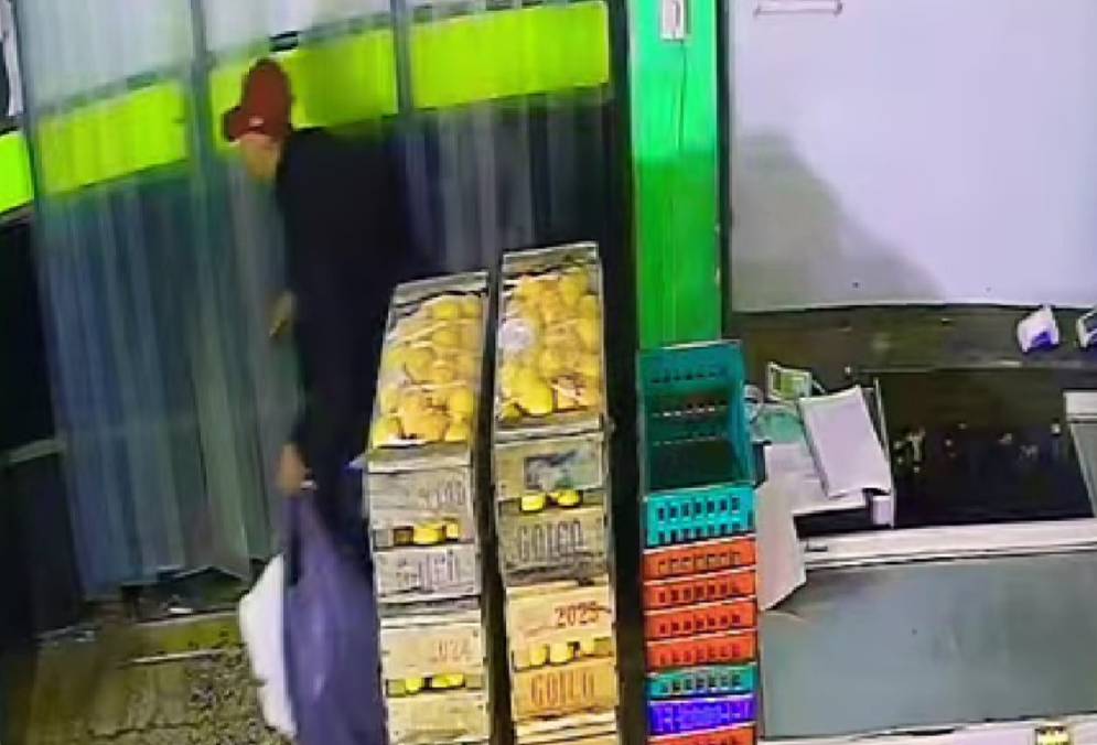 El ladr&oacute;n vest&iacute;a ropa deportiva y gorra bord&oacute;. 