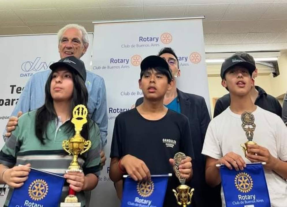 Mateo (de blanco) al momento de la premiaci&oacute;n.