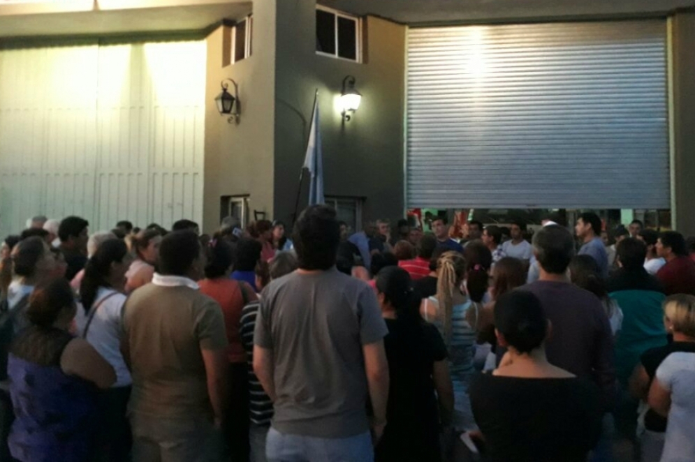 Asamblea en Peti&oacute;n por el conflicto de los Bomberos