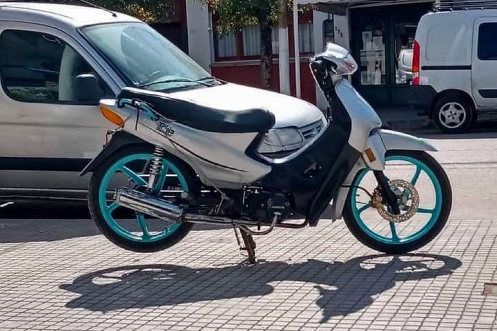 La moto Guerrero Trip de color gris, de Sim&oacute;n.